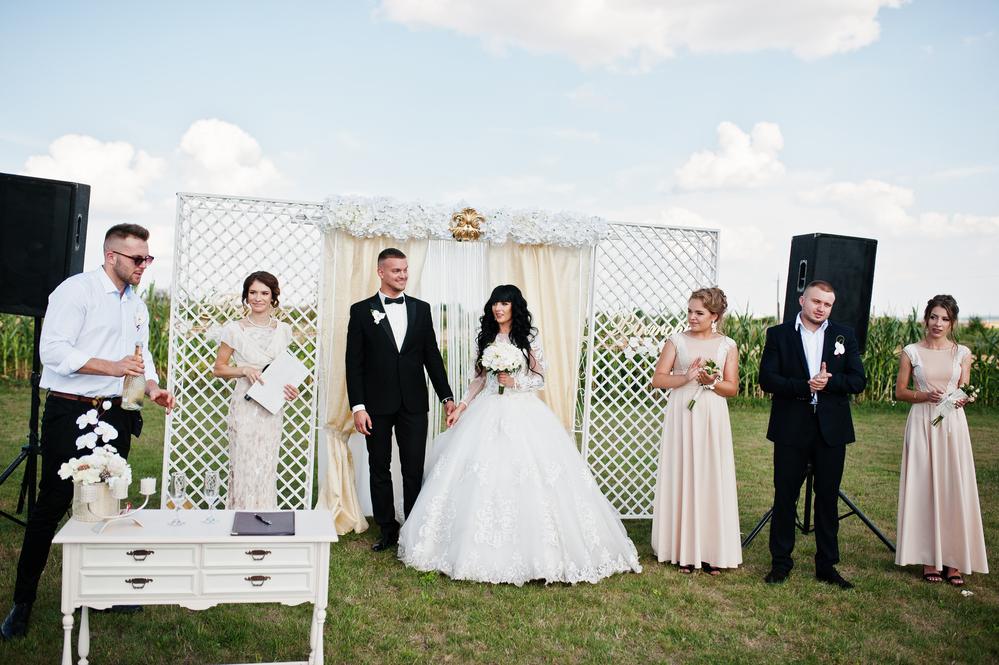 Gift for Wedding Officiant: Top Choices to Express Your Gratitude - Vimarsana News